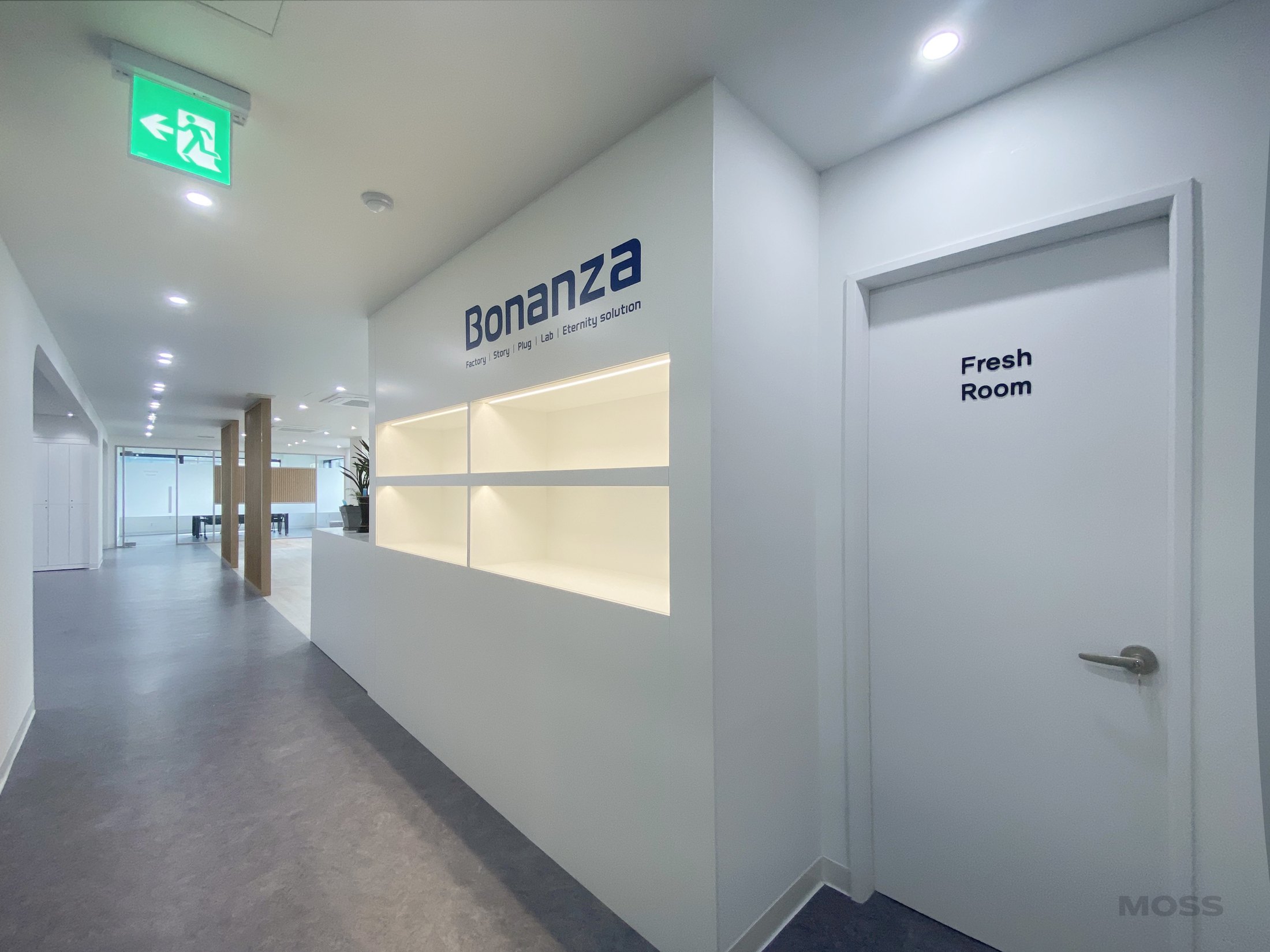 Bonanza 사인과 Fresh Room 도어가 이어지는 복도