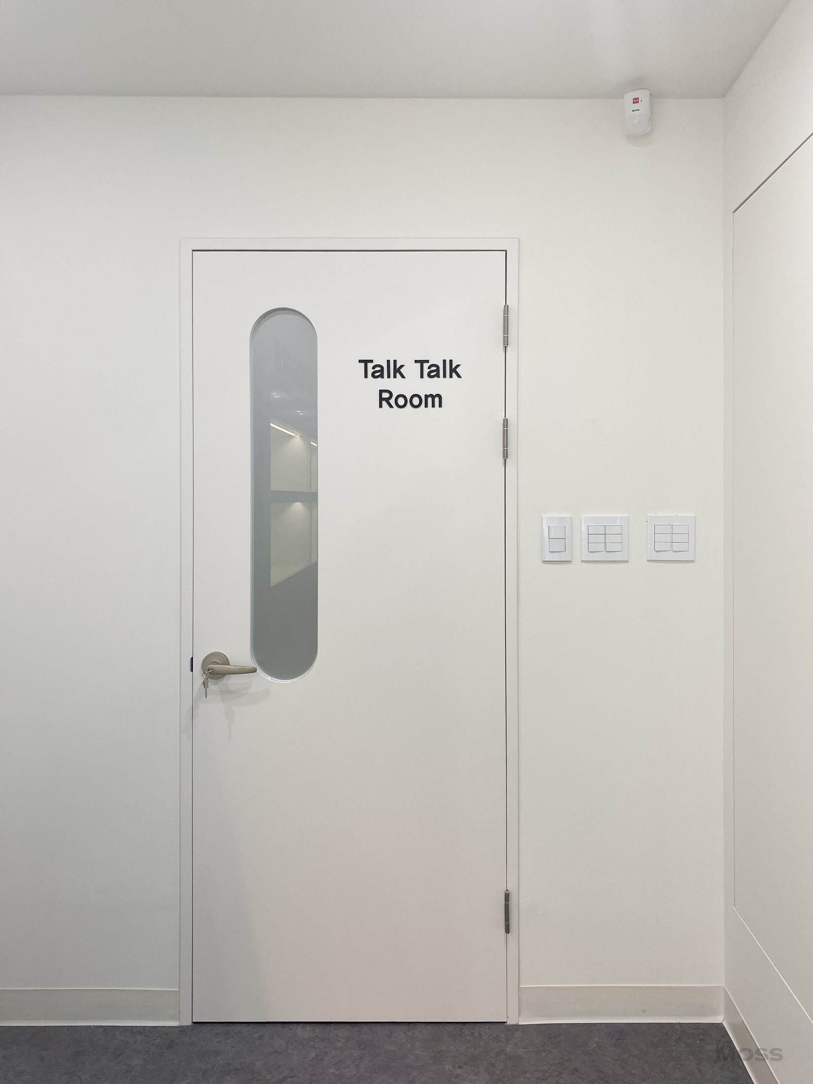 Talk Room 도어와 사인이 적용된 공간