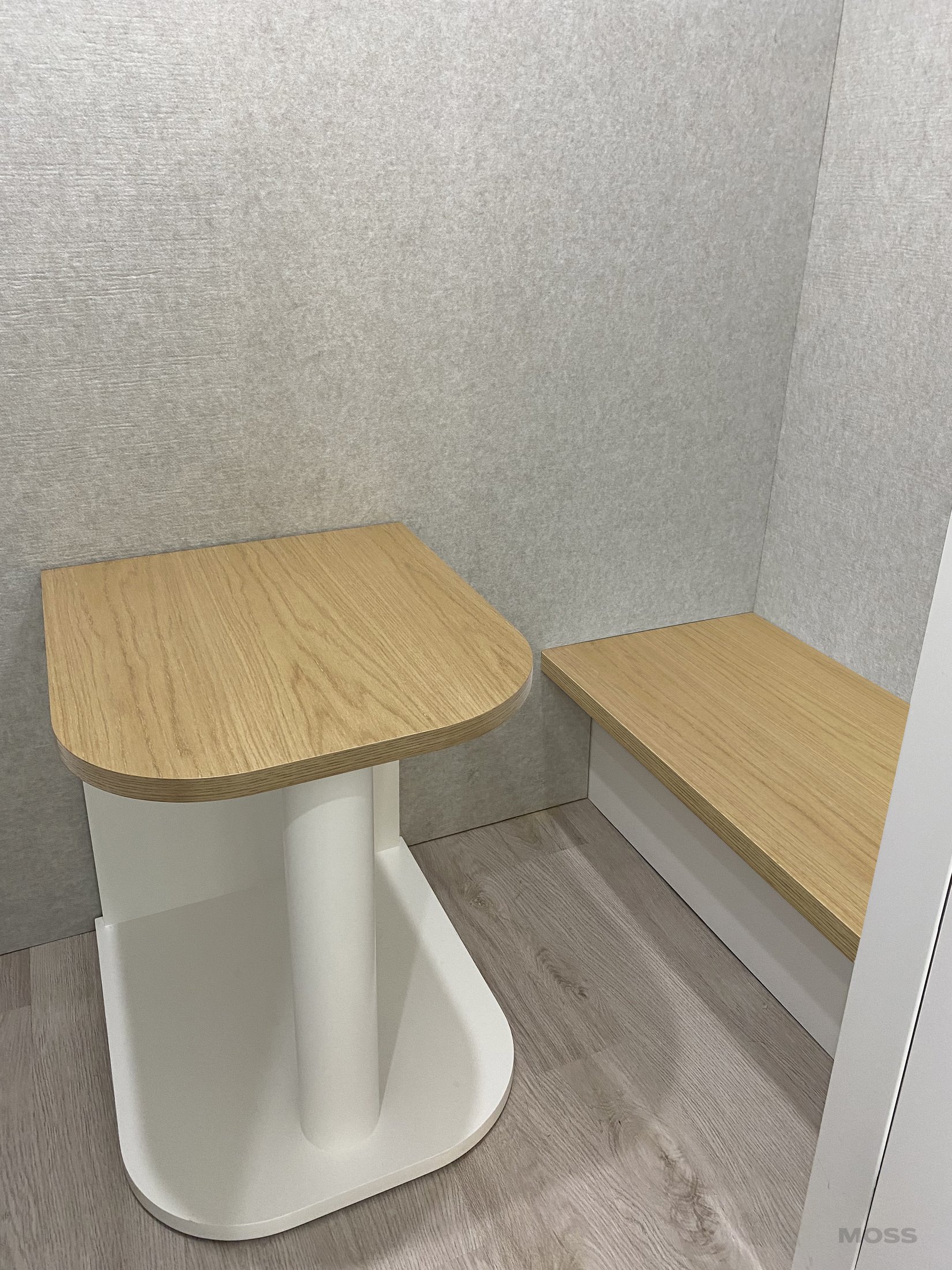 작은 테이블과 벤치가 배치된 Talk Room 내부