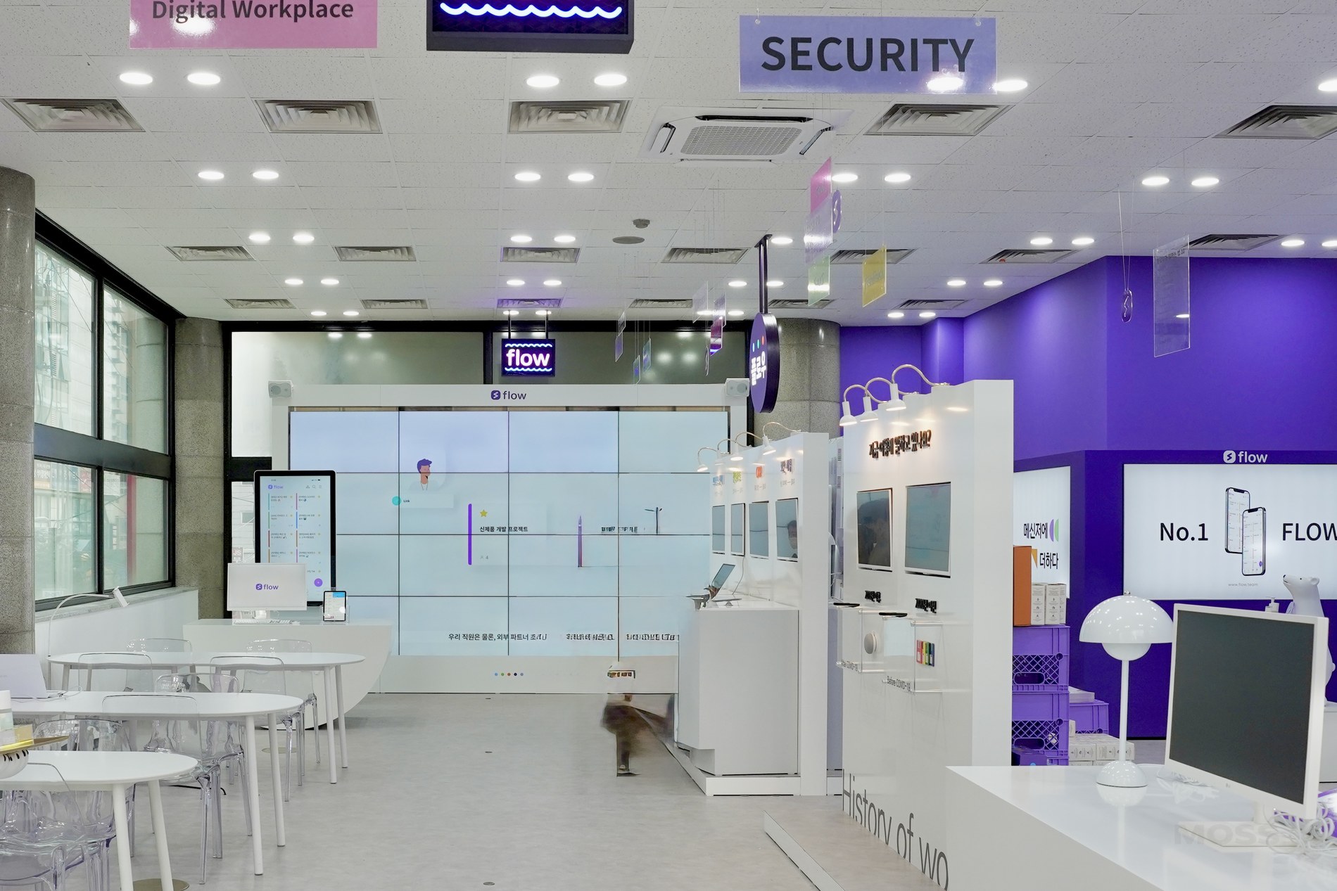 Security 존과 쇼룸 내부 전시 동선