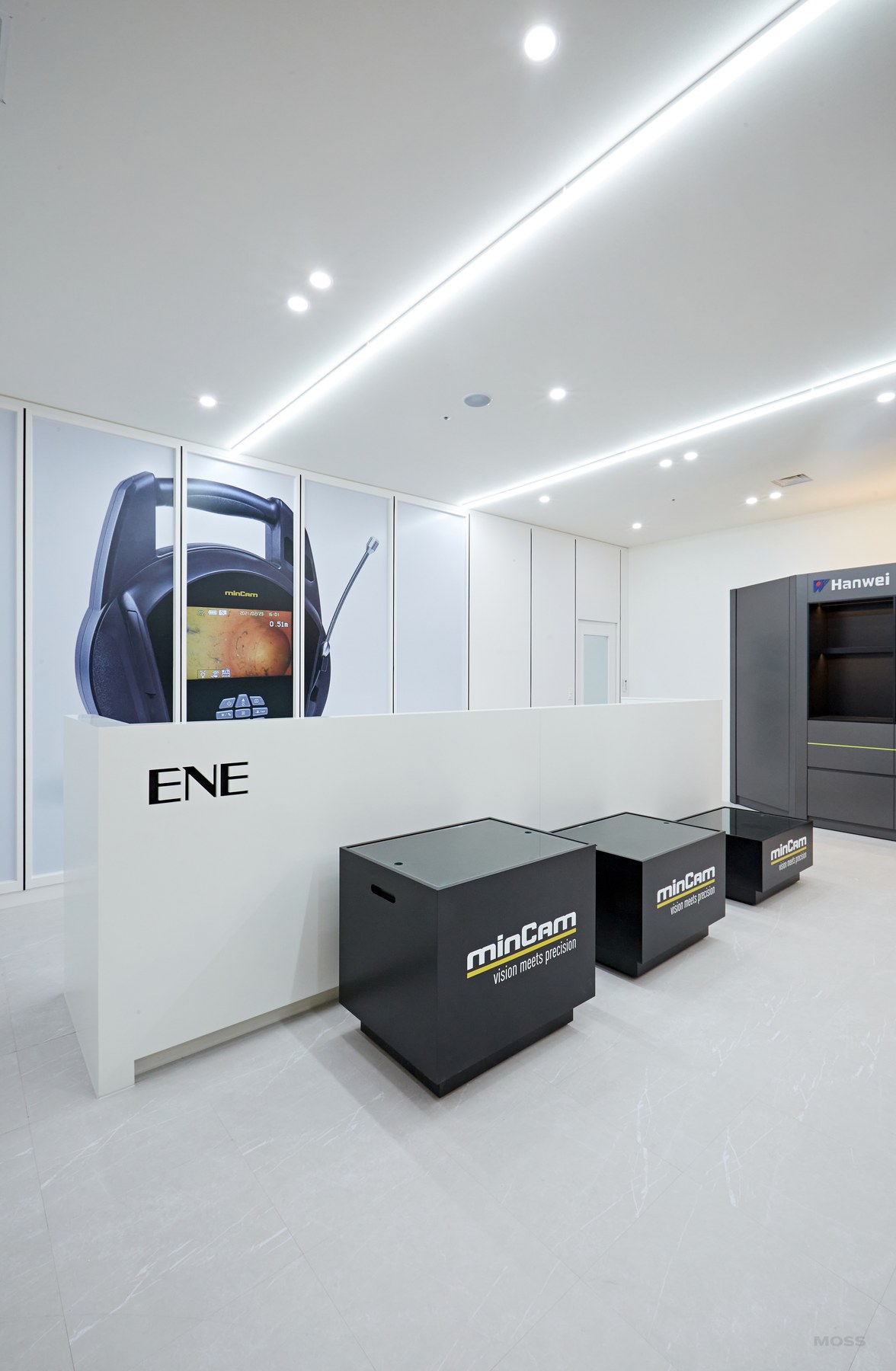 ENE 그래픽 벽면과 제품 전시 큐브가 정리된 쇼룸 코너