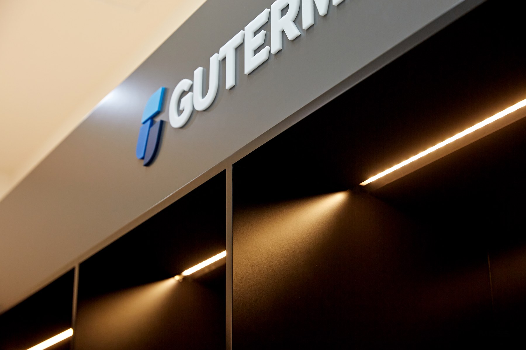 GUTERMANN 사인과 간접 조명이 보이는 브랜드 디테일