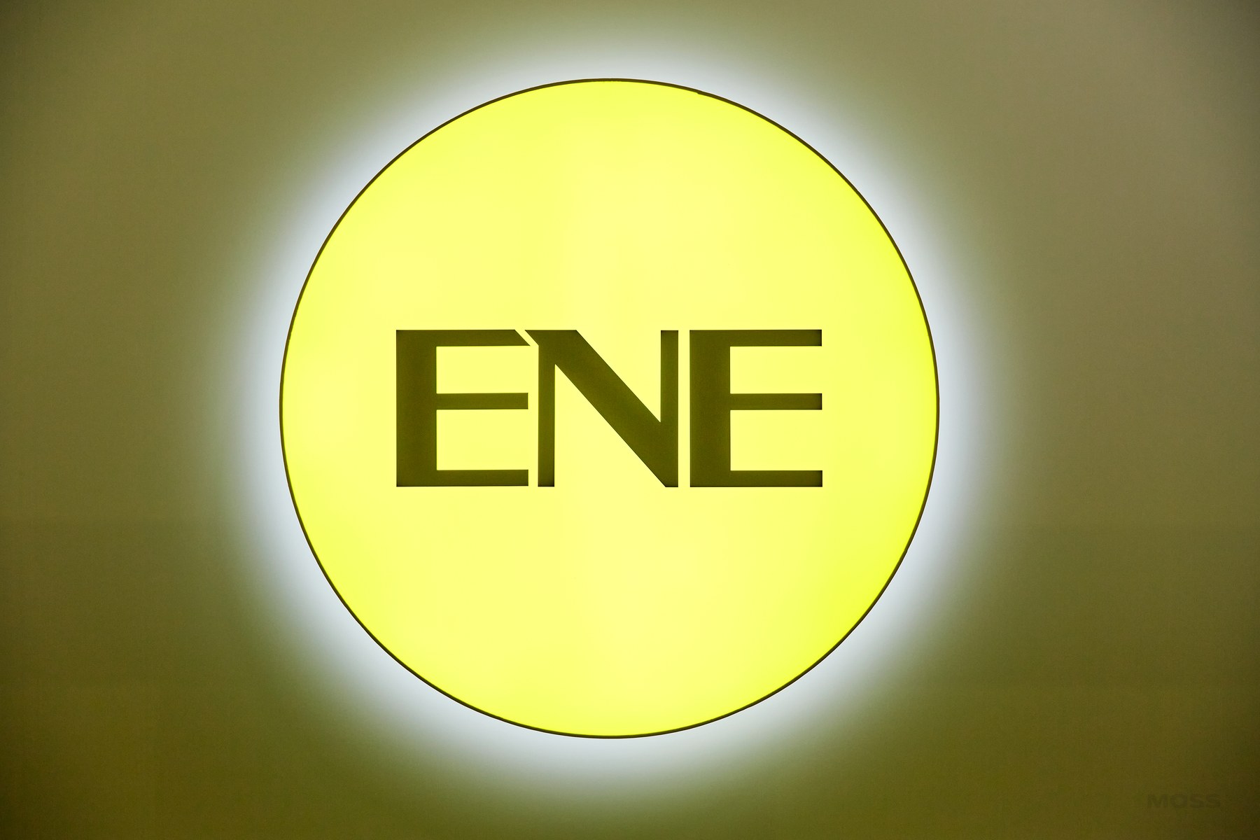 ENE 원형 로고 사인 디테일