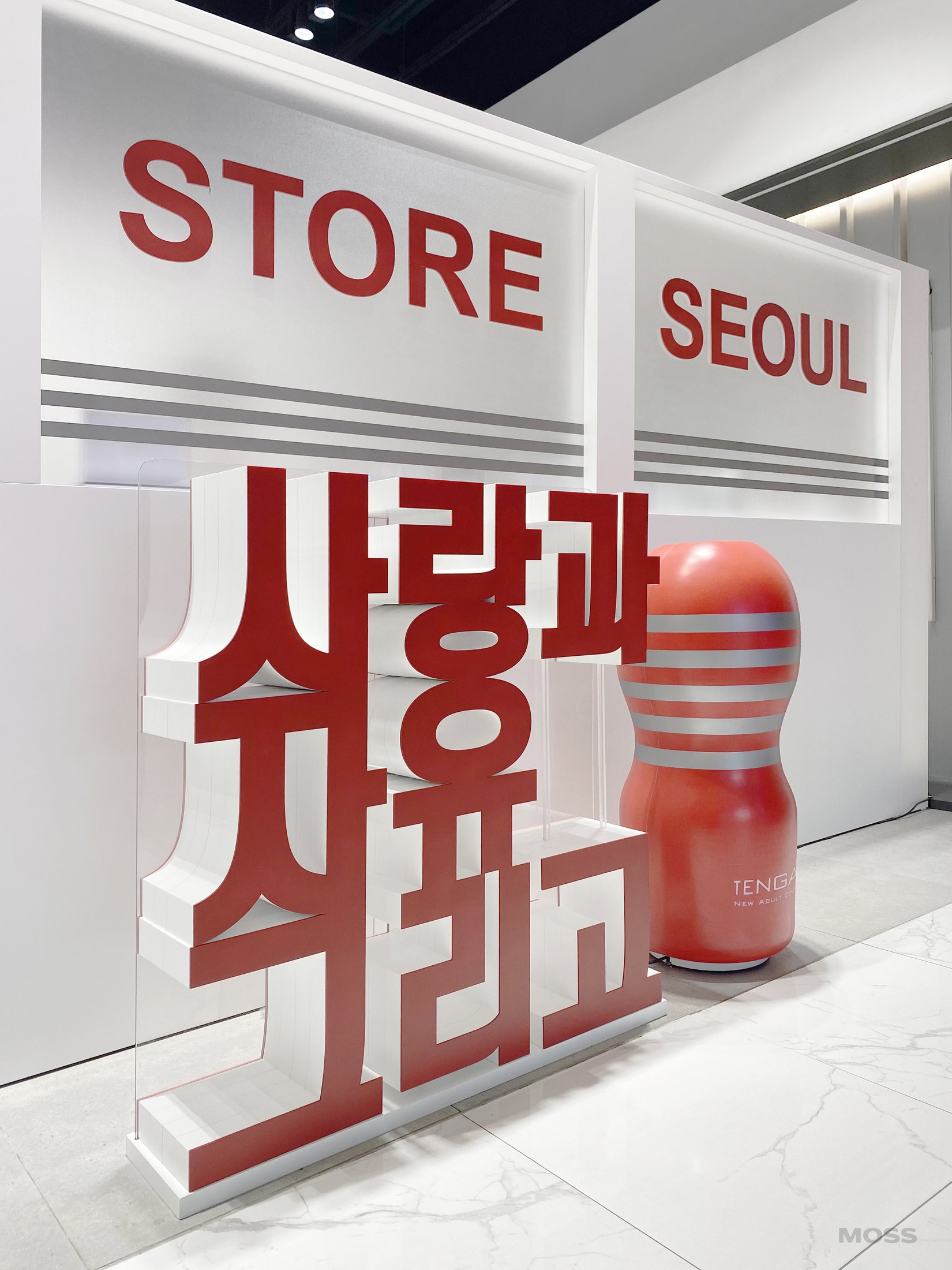 레드 전면 사인과 입체 오브젝트 디테일