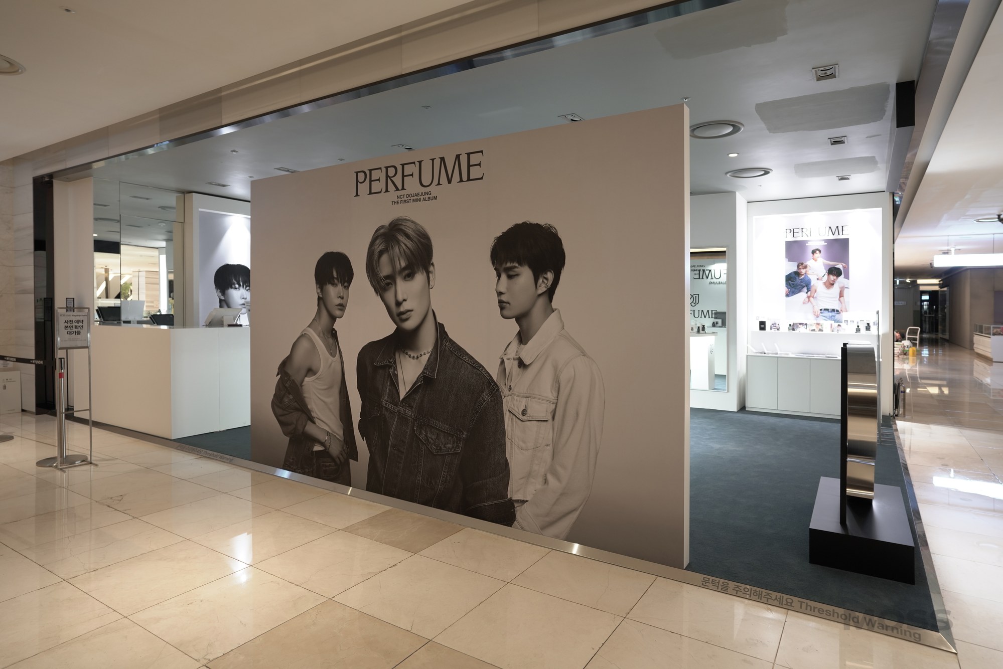PERFUME 그래픽 월과 내부 진열 공간