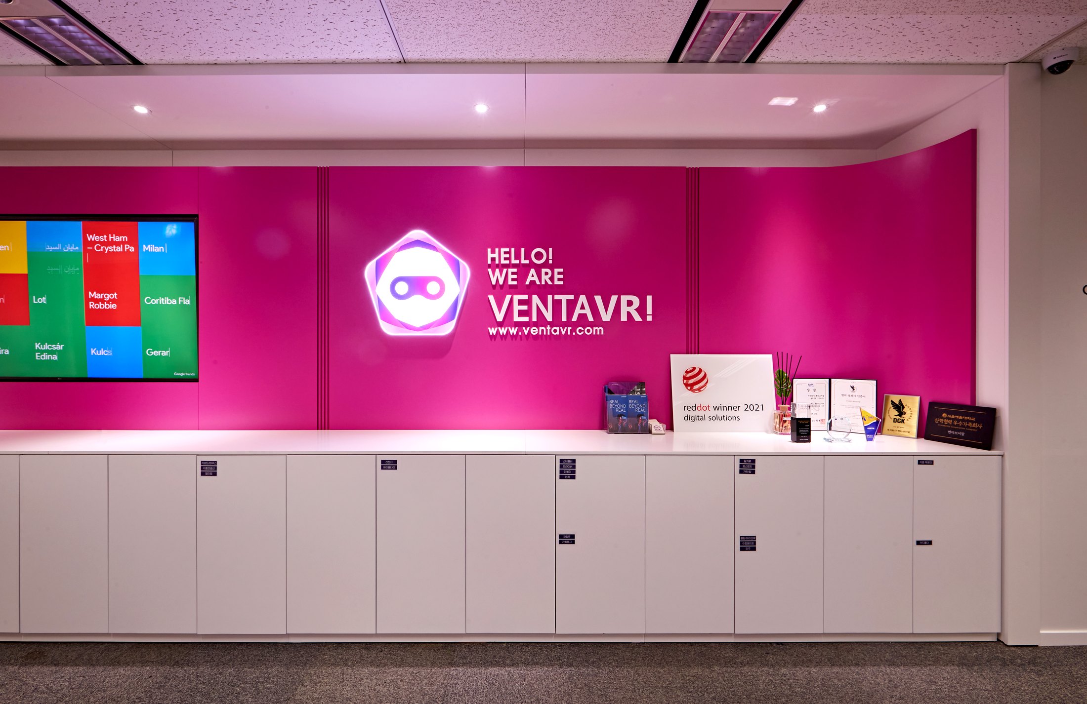 VENTAVR 그래픽과 안내 사인이 적용된 브랜드 월 정면