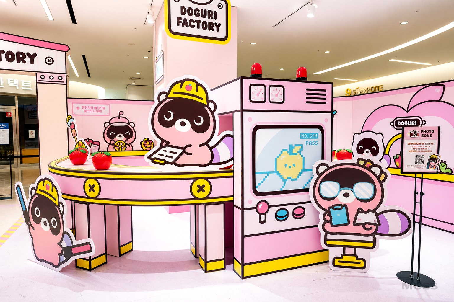 사과 오브제와 캐릭터 그래픽이 적용된 컨베이어형 진열 디테일