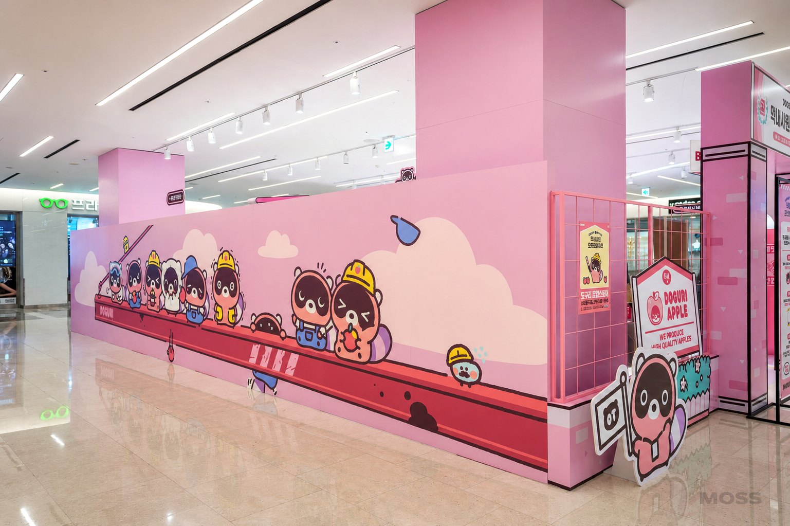 코엑스몰 동선에서 길게 보이는 팝업 외부 벽면 전경