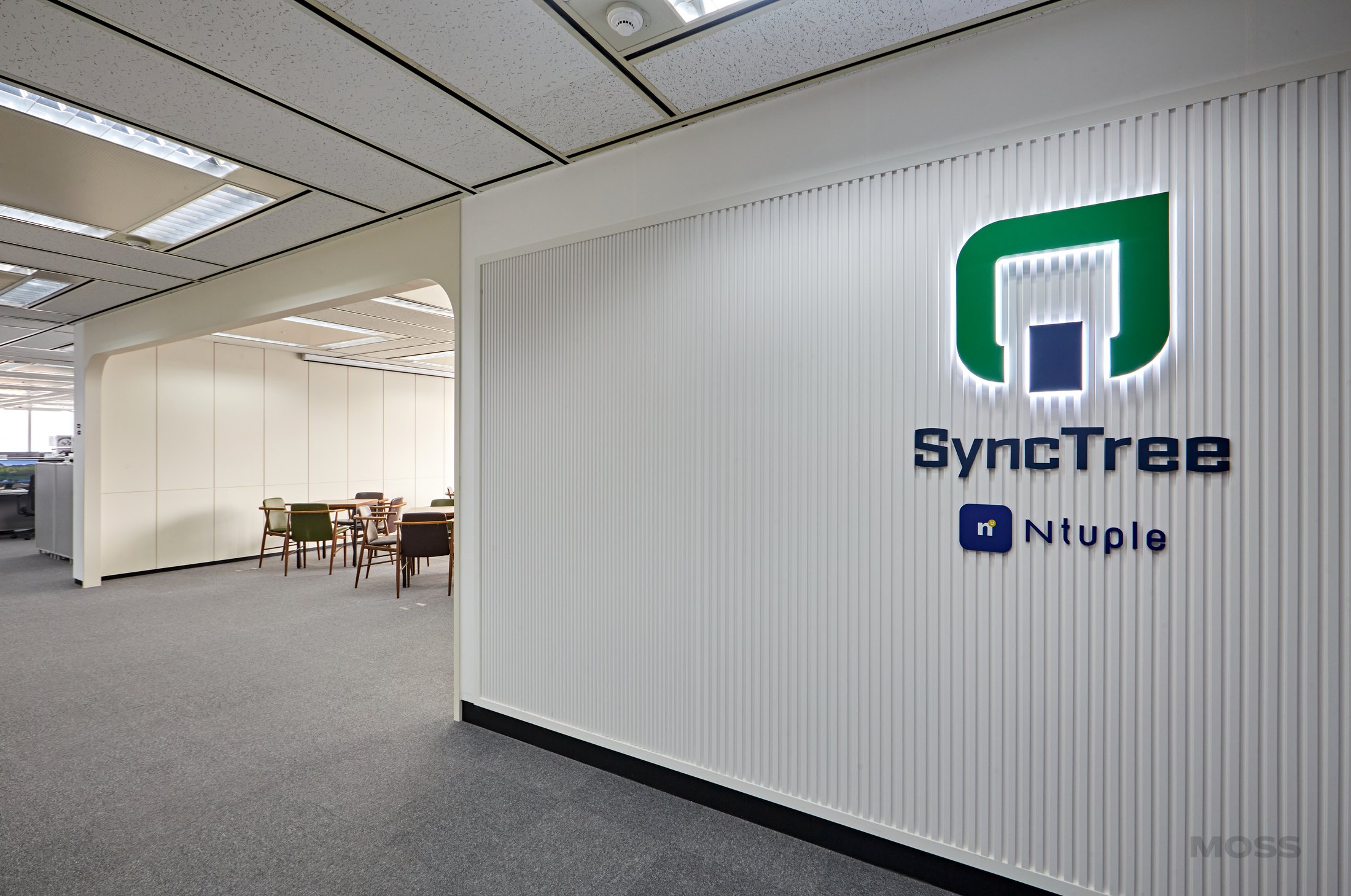 SyncTree와 Ntuple 로고가 적용된 아트월 정면